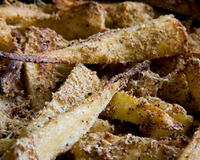 Découper les panais finement pour obtenir en fin de cuisson d'un côté des extrémités croustillantes et de l'autre une chair tendre. Retrouvez cette recette sur le blog…