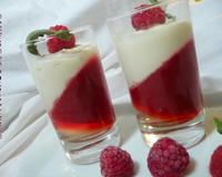 Une verrine où des couches, transparentes, rouges et blanches se succèdent et se superposent en lignes droites ou en formes géométriques selon les désirs de chacun. A…
