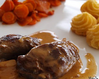 Joues de porc au cidre, à la crème d'ail et pommes fondantes