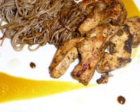 Filets de poulet épicés au shichimi japonais, accompagnés de nouilles soba et servis avec un coulis aigre doux mangue/poivron jaune ...