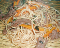 Nouilles sautées au bœuf, carottes et basilic thaï