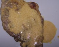 Cuire les côtes de porc comme à l'acoutumée, à la dernière minute mettre le curry en poudre dans la poêle avec les côtes et un peu de crème fraîche liquide. C'est prêt…