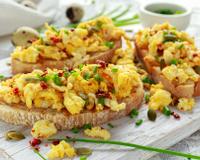Une tartine parfaite et rapide à préparer pour un repas sain et complet à base d'oeufs de caille.