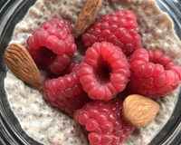 Pudding de graines de chia cacao, fruits secs et framboises