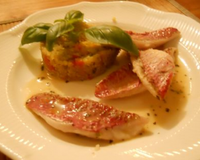 Filets de rouget poêlés, quinoa aux poivrons et pesto, jus de volaille au basilic
