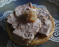 Tarte fine à la terrine de campagne, compotée d'oignons au cidre