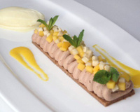 Mangue du Pérou, sablé compressé praliné, fine mousse au chocolat au lait Tanariva, dés de mangue et banane