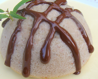 Gâteau à base de purée de châtaignes fraîches servi avec une crème anglaise.