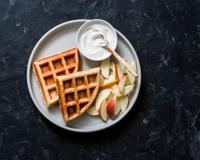 Oh que l'on aime les gaufres. Cette recette est toute légère et ne contient ni beurre ni huile et très peu de sucre.