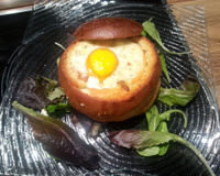 Œuf cocotte sur son nid de brioche au saumon