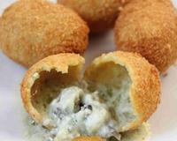 Recette aussi savoureuse que surprenante. En effet, derrière la belle coque dorée, se marient à merveille les escargots et du roquefort fondant. Un pur délice!