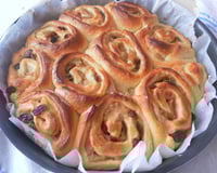 Brioche roulée à la pomme, raisins et miel