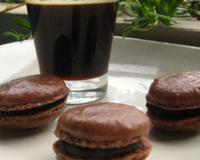 C'est le macaron que je préfère! La douceur du sucre et de l'amande alliée à la vertigineuse profondeur du chocolat amer...C'est la recette simplifiée des macarons, pas…