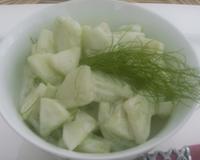 Une petite salade de concombres bien fraîche aux saveurs anisées par les pluches de fenouil. Si vous n'en avez pas, pourquoi les remplacer par des graines d'anis ou mieux…