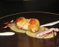 Spritz de boudin blanc à la moutarde, pommes de terre fondante, sauce au Chaource et chips de jambon d'Ardennes