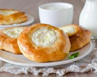 Petits pains ronds avec un coeur de fromage, que vous pourrez proposer pour un brunch.