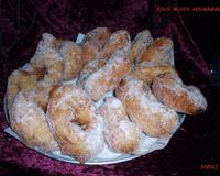 Autrefois les juifs du Maghreb dès qu'un bébé perçait sa première dent, la coutume voulait que les grands-mères préparent des beignets enrobés de sucre en poudre ou de…