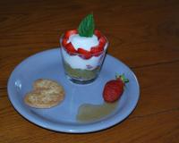 Verrine de compotée de rhubarbe fraises chantilly, éclats de palmier au caramel.