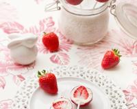 Revisitez l'esquimau! Une fraise charlotte Label rouge emprisonnée dans une sphère de glace au yaourt onctueuse, le tout serti d'un coulis de fraise.