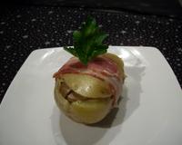 Pommes de terre farcies avec un mélange de champignons (champignons de Paris, trompettes de la mort et morilles) cuite à l'etouffé dans un bouillon parfumé.
