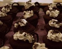 Avec son cœur savoureux et ses pépites croquantes, il séduira petits et grands...Cette recette à 3 cuillerées près est celle de Bernard, : http://www.lacuisinedebernard.com/2010/09/les-muffins-atomiques-au-chocolat.htmlMerci…