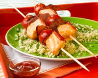 Des brochettes savoureuses de saumon, bacon et tomates cerises accompagnées par du boulgour bien assaisonné. Une recette qui va rendre vos barbecues plus…