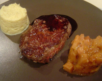 Filet mignon de black Angus Beef, chutney de coings et purée de céleri rave, sauce au vin rouge et sureau