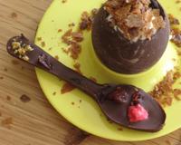 Cette recette de l'oeuf à la coque revisitée en version sucrée en étonnera plus d'un. Dans ce dessert tout se mange ! La mousse au chocolat blanc apporte une touche de…