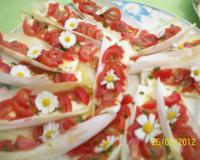 un amuse bouche, une feuille d'endive garnie