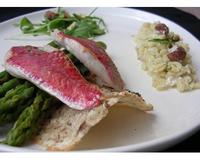 Des filets de rouget juste poêlés sur une tuile de noisettes craquante et quelques asperges, accompagnés d'un "faux"risotto de blé aux noisettes. Cette recette remporte…