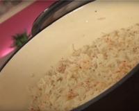 Le riz pilaf est un riz qui se cuit au four, un grain onctueux, jamais collant, et plein de saveur ! Une astuce pour le réussir à coup sûr...