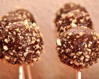 Un savoureux gâteau à la noisette enrobé de chocolat au lait et d'éclats de noisettes caramélisés qui cache une délicieuse surprise : un cœur de noisette entière au chocolat.