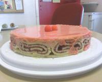 Un délicieux gâteau à base de génoise et de mousse à la fraise Tagada pour les papilles des plus grands comme des plus petits !