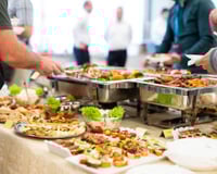 « Si on donne de bonnes conditions, les gens restent » : ce patron a trouvé le secret pour ne pas perdre ses serveurs