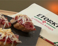 Crostini piquillos, jambon de Bayonne et Etorki