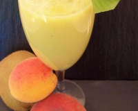 Smoothie kiwi-abricot-pêche jaune