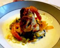 Petite entrée de crevettes enrobées de poulet cuites au curry avec sa julienne de légumes et sa sauce au parmesan.