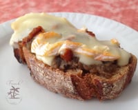 Tartine au caviar d'aubergines et fromage