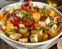 Connaissez-vous la panzanella ? Voici notre recette pour réaliser cette délicieuse salade italienne de tomates et pain !