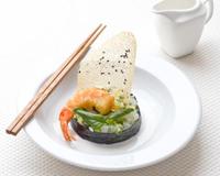Des gambas déclinées en tartare et en tempura relevées d'un bouillon de crustacés Ariaké aux saveurs thaï.