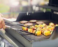 Les 4 erreurs à ne pas faire selon une virologiste pour “survivre à un barbecue sans vous intoxiquer” !