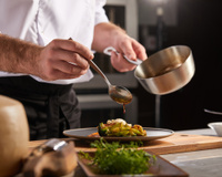 Ce chef est le préféré des Français, mais il est talonné de très près par une autre star de la télé