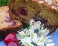 Cake au fleurs d'acacia, miel et cerises