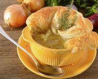 Une jolie soupe à l'oignon pour une froide soirée d'hiver au coin du feu bien gourmande avec son petit chapeau feuilleté au fromage.