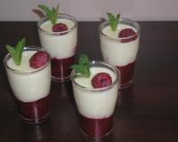 Une délicieuse crème au chocolat blanc sur son lit de framboises en gelée met en valeur ce dessert aux belles couleurs.