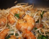 Crevettes au pak-choï agrémenté de pousse de soja