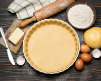 “Vous connaissez mes astuces” : Julie Andrieu dévoile son petit truc pour éviter que la pâte à tarte ne s’effondre à la cuisson