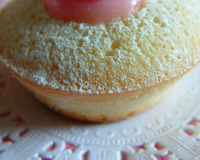 Une pâte parfaitement moelleuse (grâce aux amandes) et délicatement parfumée à la rose.