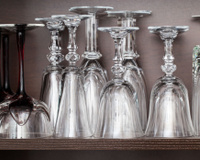 A l’endroit ou à l’envers ? Voici comment bien ranger vos verres dans les placards !