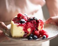 “Je ne sais pas vous mais moi j’ai une passion pour le cheesecake" : Christophe Michalak nous propose une recette à base de fruits rouges parfaite pour le printemps